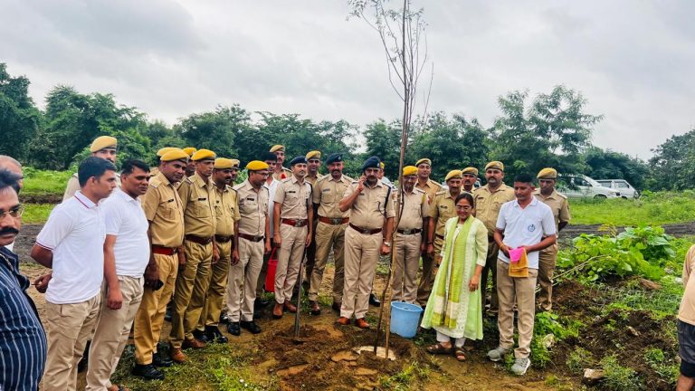 आईजी श्रीमती लता मनोज कुमार, पुलिस अधीक्षक श्री देवेन्द्र विष्नोई द्वारा वृक्षारोपण